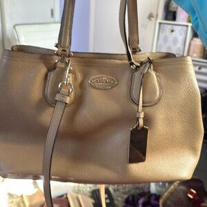 EUC COACH, shoulder bag/crossbody. Cream polyurethane leather, W11x8”